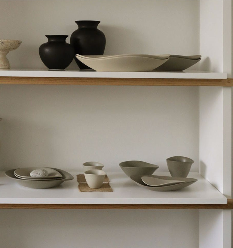 Petite assiette en galets NR Ceramics, vert forêt