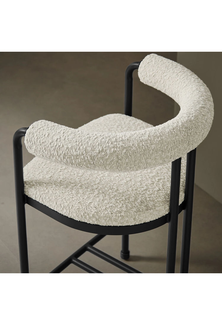 Tabouret de bar Aveline à dossier incurvé en métal et boucle, perle noire