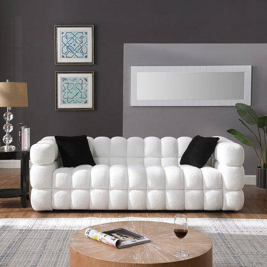 84.3 Canapé 3 places luxueux et spacieux en bouclé, recouvert de tissu Marshmallow, avec 2 coussins carrés décoratifs et accoudoirs carrés.