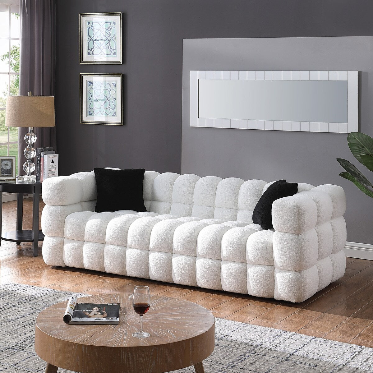84.3 Canapé 3 places luxueux et spacieux en bouclé, recouvert de tissu Marshmallow, avec 2 coussins carrés décoratifs et accoudoirs carrés.