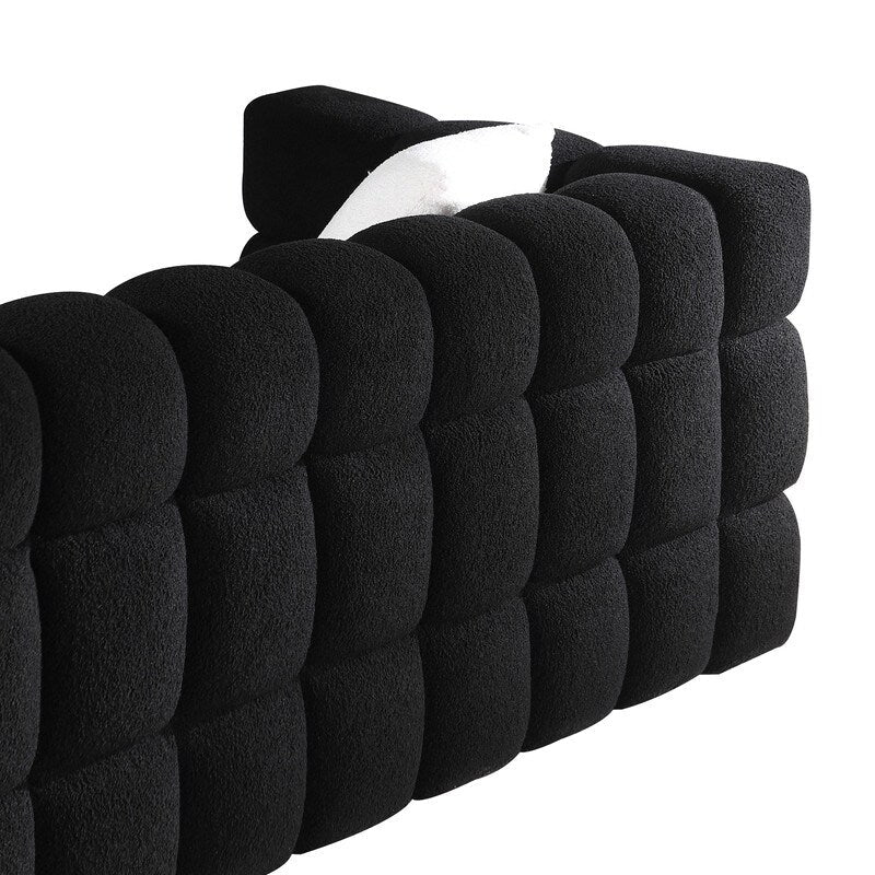 84.3 Canapé 3 places luxueux et spacieux en bouclé, recouvert de tissu Marshmallow, avec 2 coussins carrés décoratifs et accoudoirs carrés.