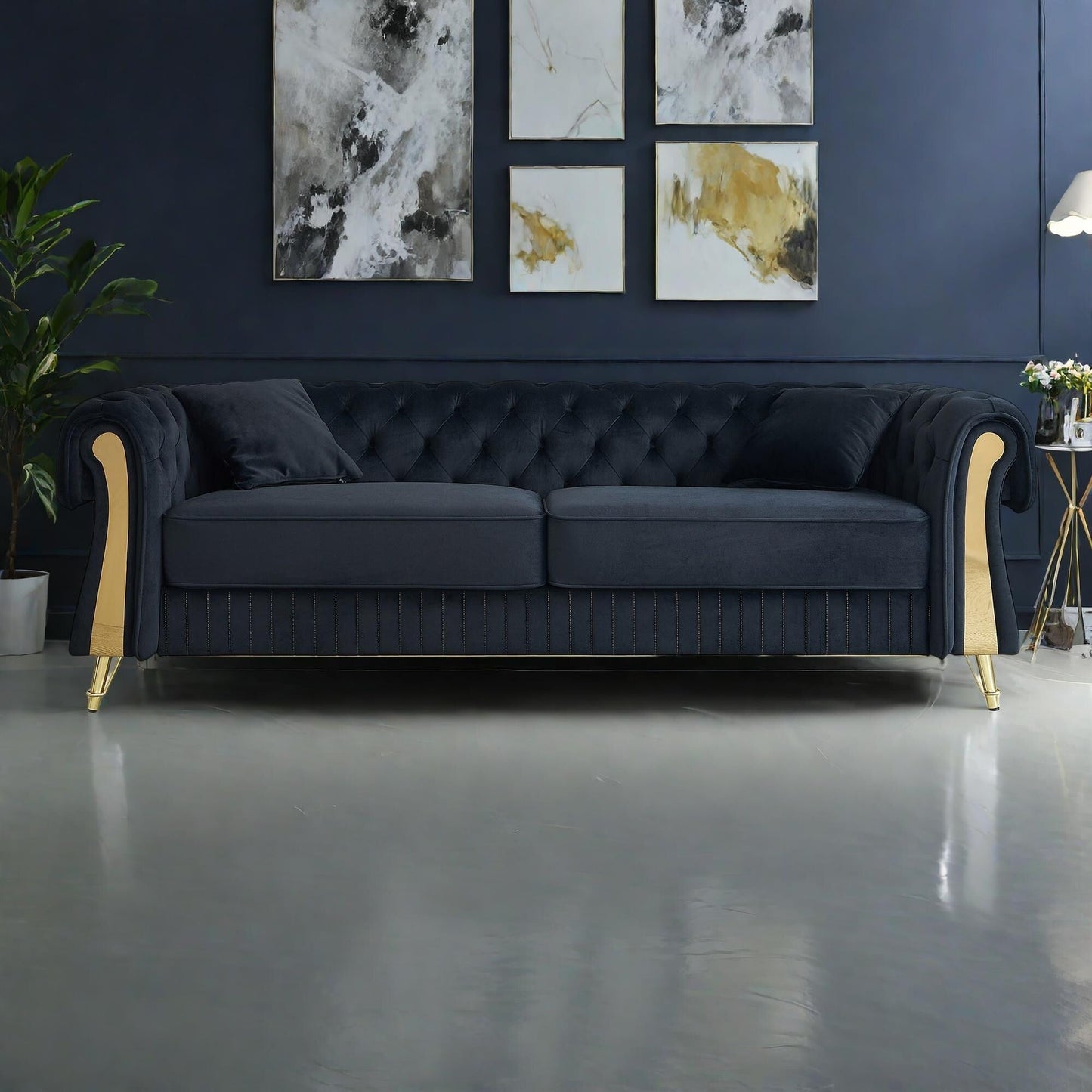 Canapé 3 places en velours 89 avec deux coussins d'assise et deux coussins décoratifs.