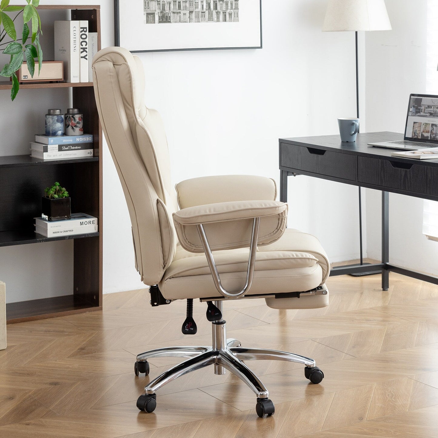 Fauteuil de bureau inclinable ergonomique à dossier haut, pivotant à 360°, en cuir synthétique beige, avec support lombaire, repose-pieds et hauteur réglable.