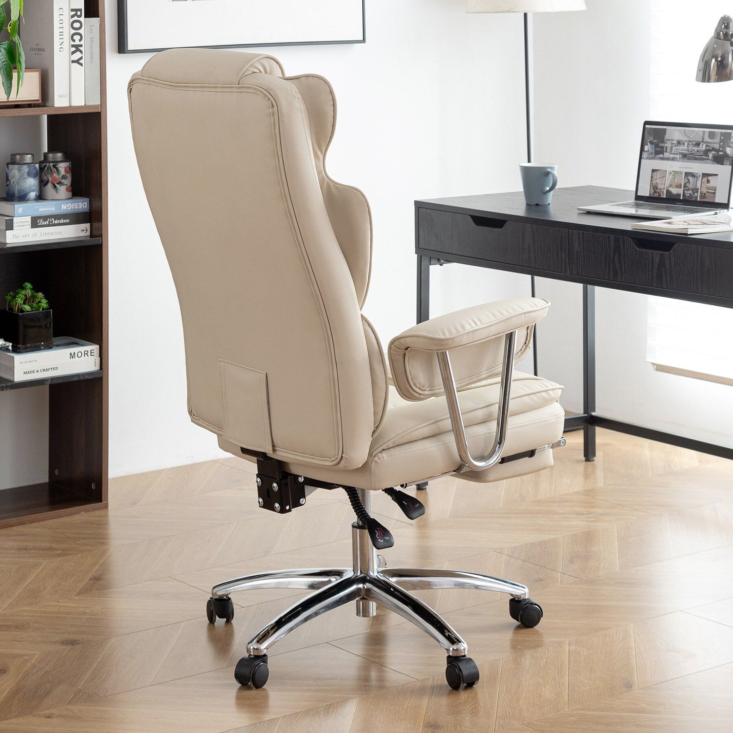 Fauteuil de bureau inclinable ergonomique à dossier haut, pivotant à 360°, en cuir synthétique beige, avec support lombaire, repose-pieds et hauteur réglable.
