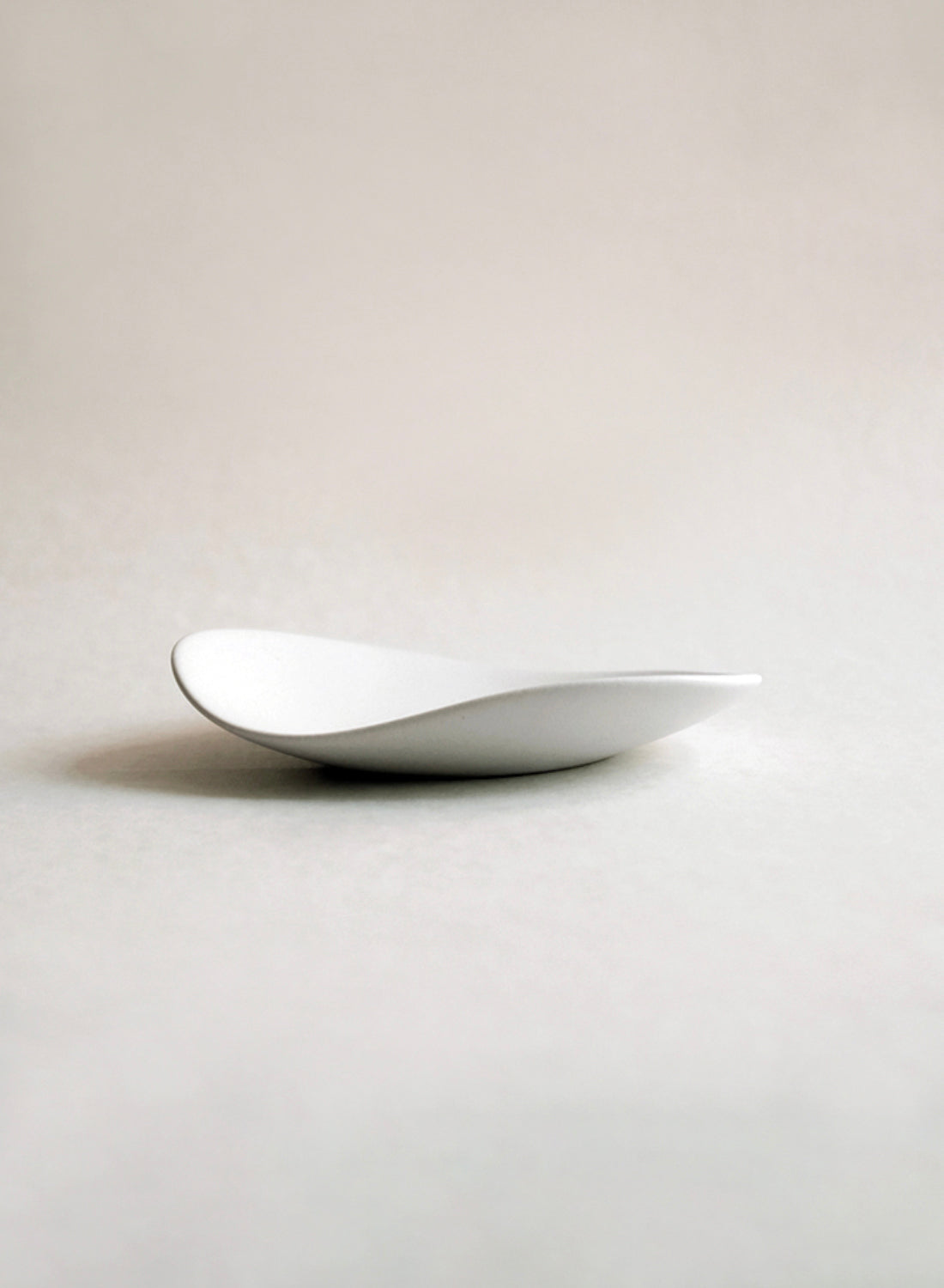 Petite assiette en galets NR Ceramics, pierre blanche