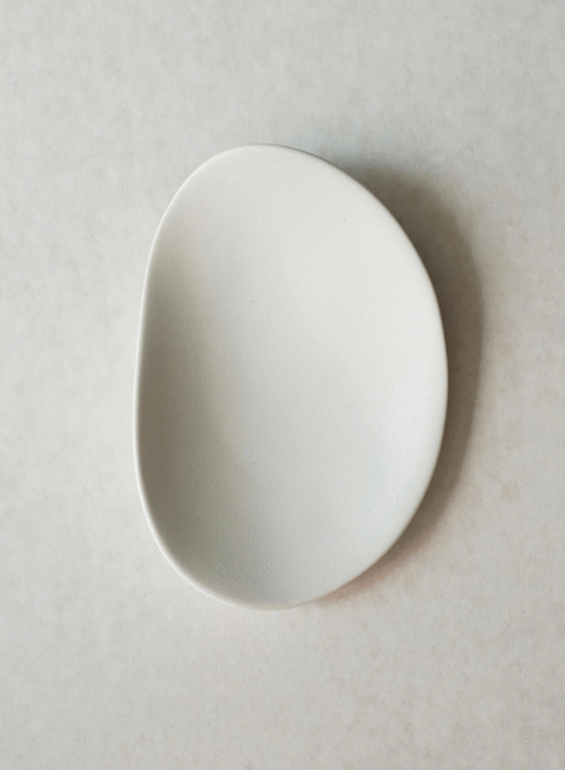 Petite assiette en galets NR Ceramics, pierre blanche