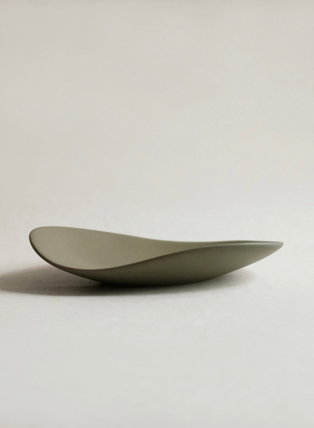 Petite assiette en galets NR Ceramics, vert forêt