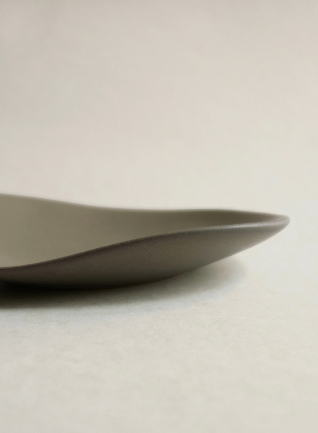 Petite assiette en galets NR Ceramics, vert forêt