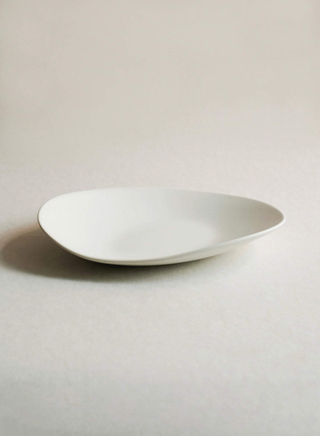 Assiette à galets moyenne NR Ceramics, pierre blanche