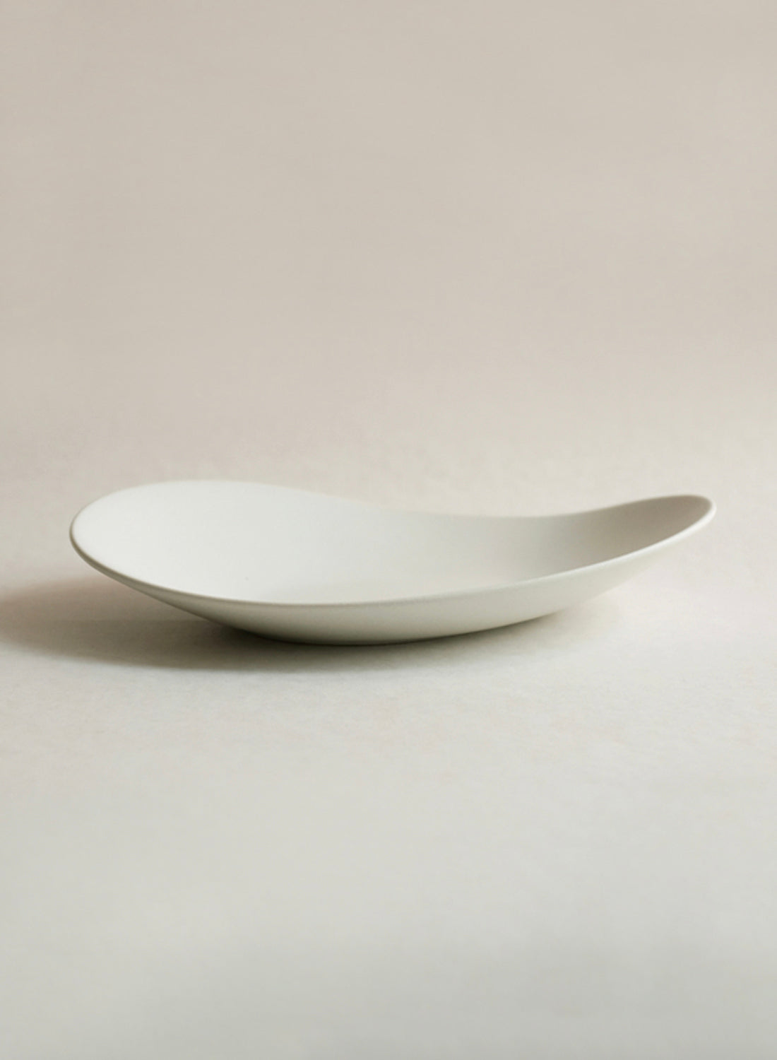 Assiette à galets moyenne NR Ceramics, pierre blanche