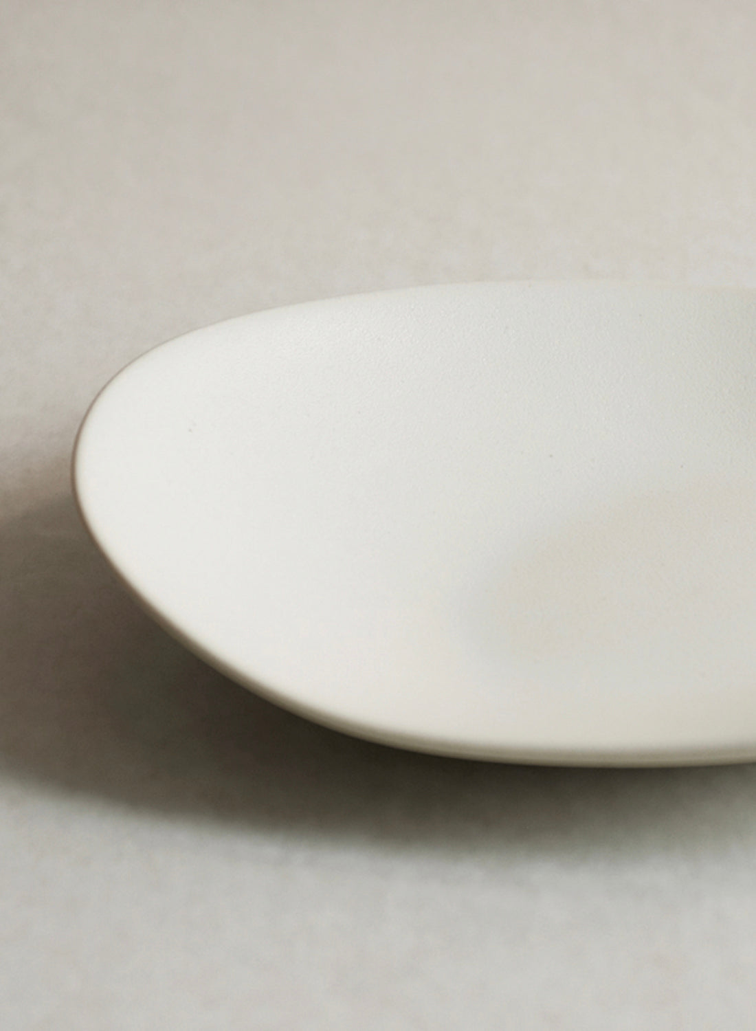 Assiette à galets moyenne NR Ceramics, pierre blanche