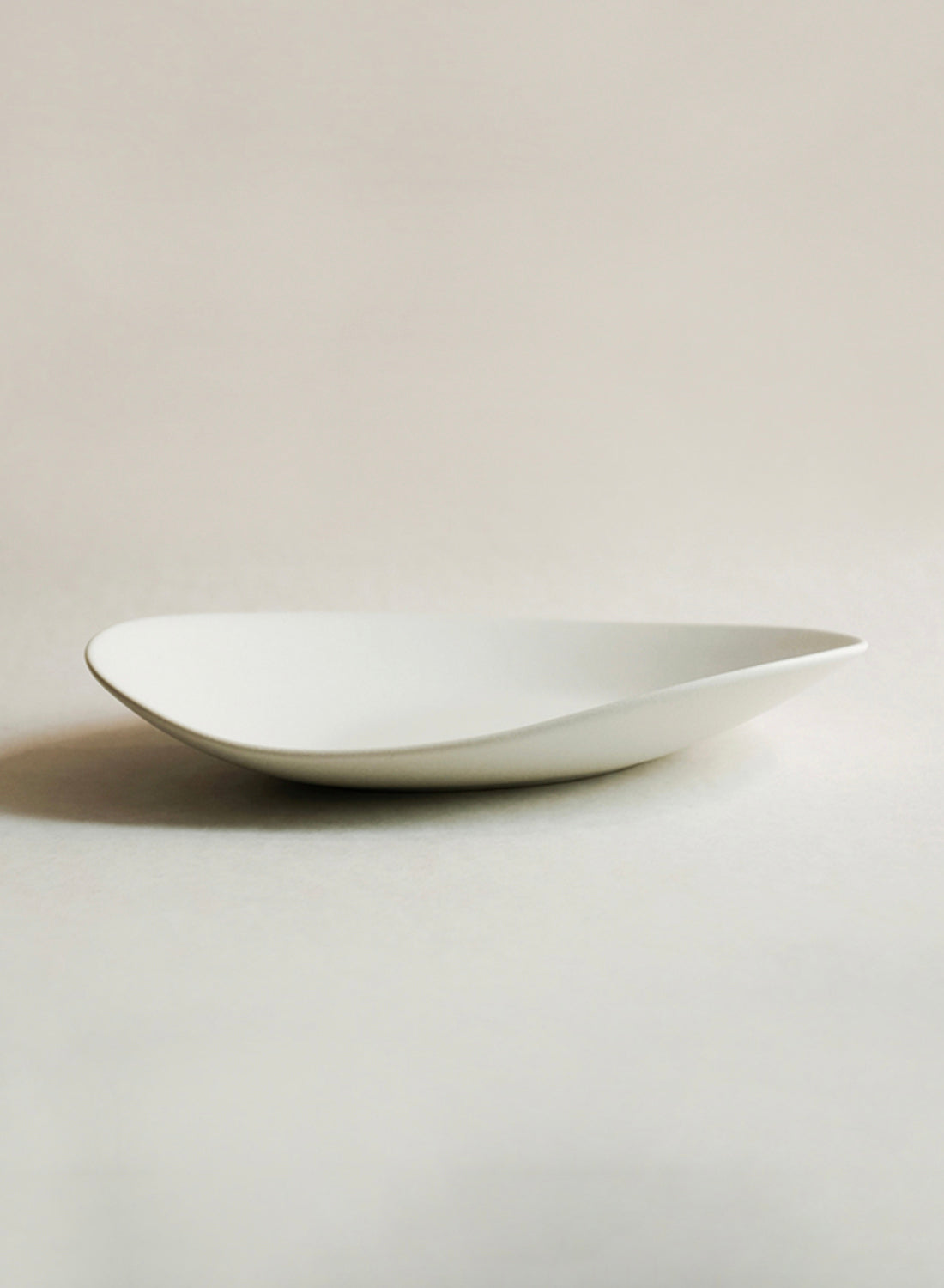 Assiette à galets moyenne NR Ceramics, pierre blanche