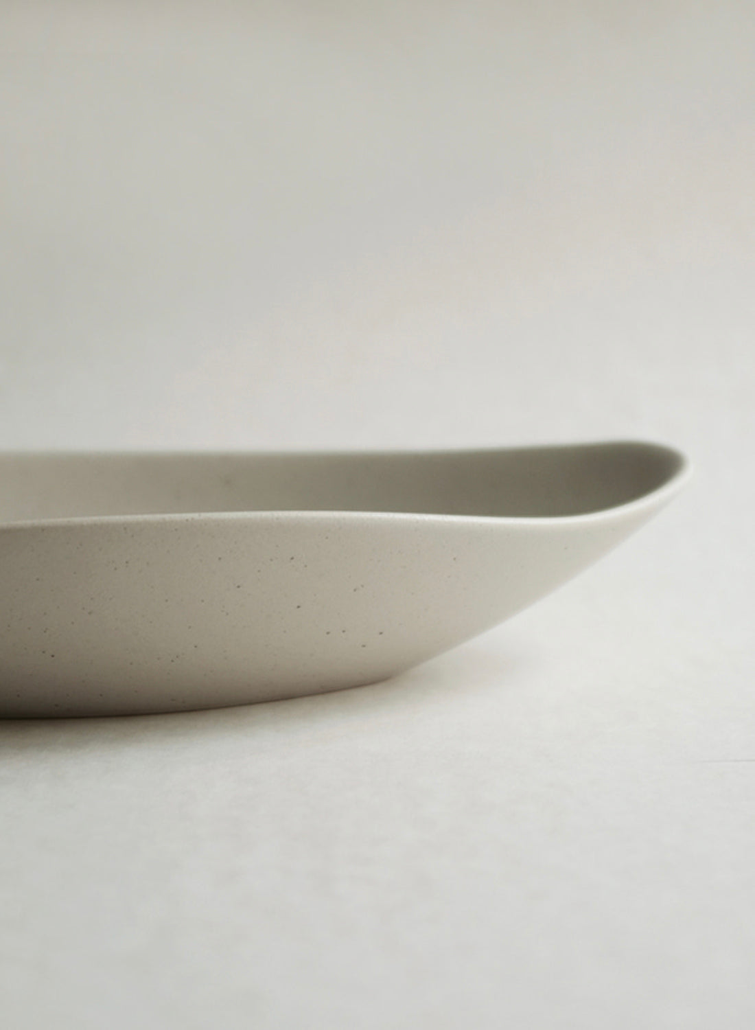 Assiette ovale en céramique NR, beige terre