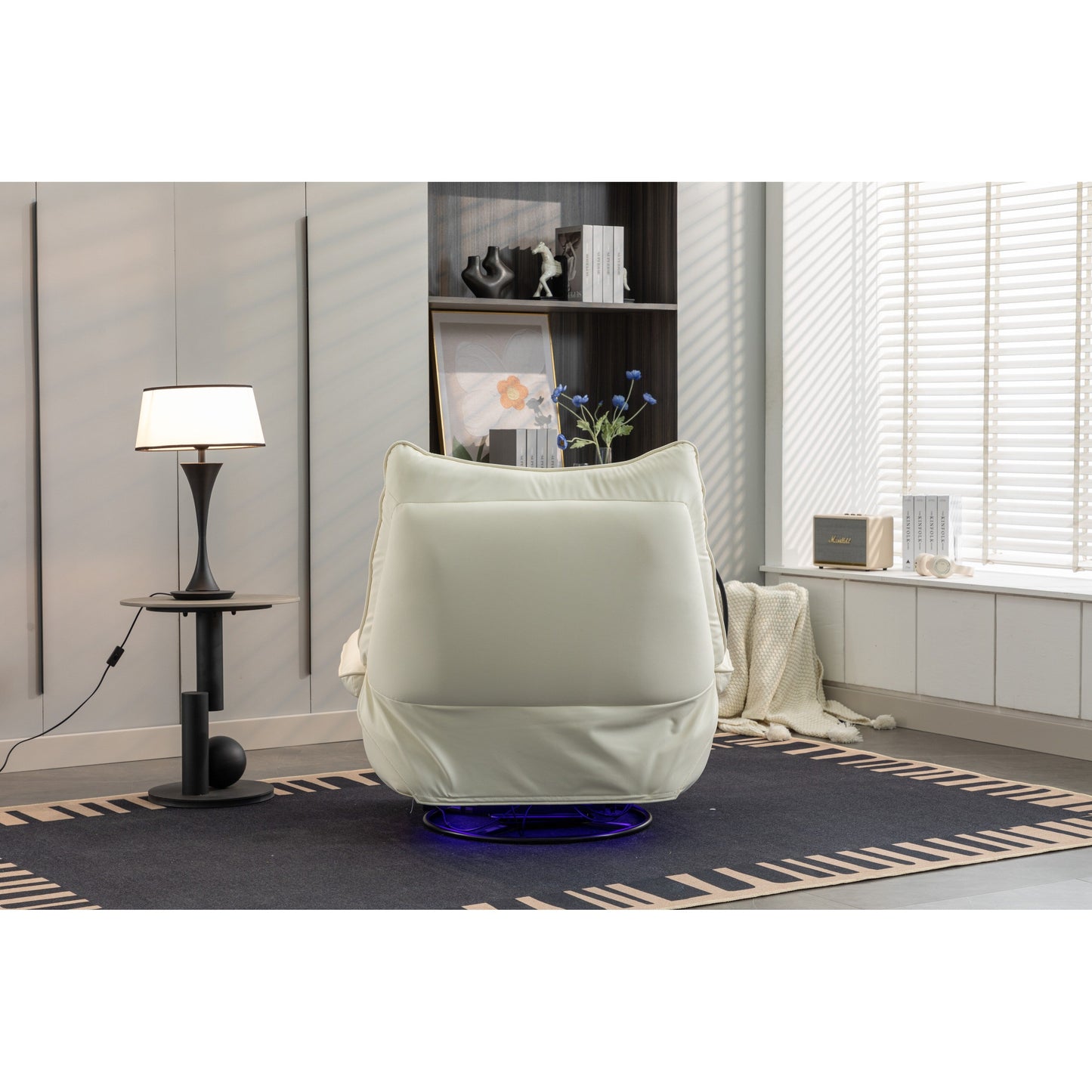 Fauteuil inclinable pivotant à commande électrique avec haut-parleurs Bluetooth, porte-téléphone, ports de charge USB et Type-C, et rangement caché dans les accoudoirs.