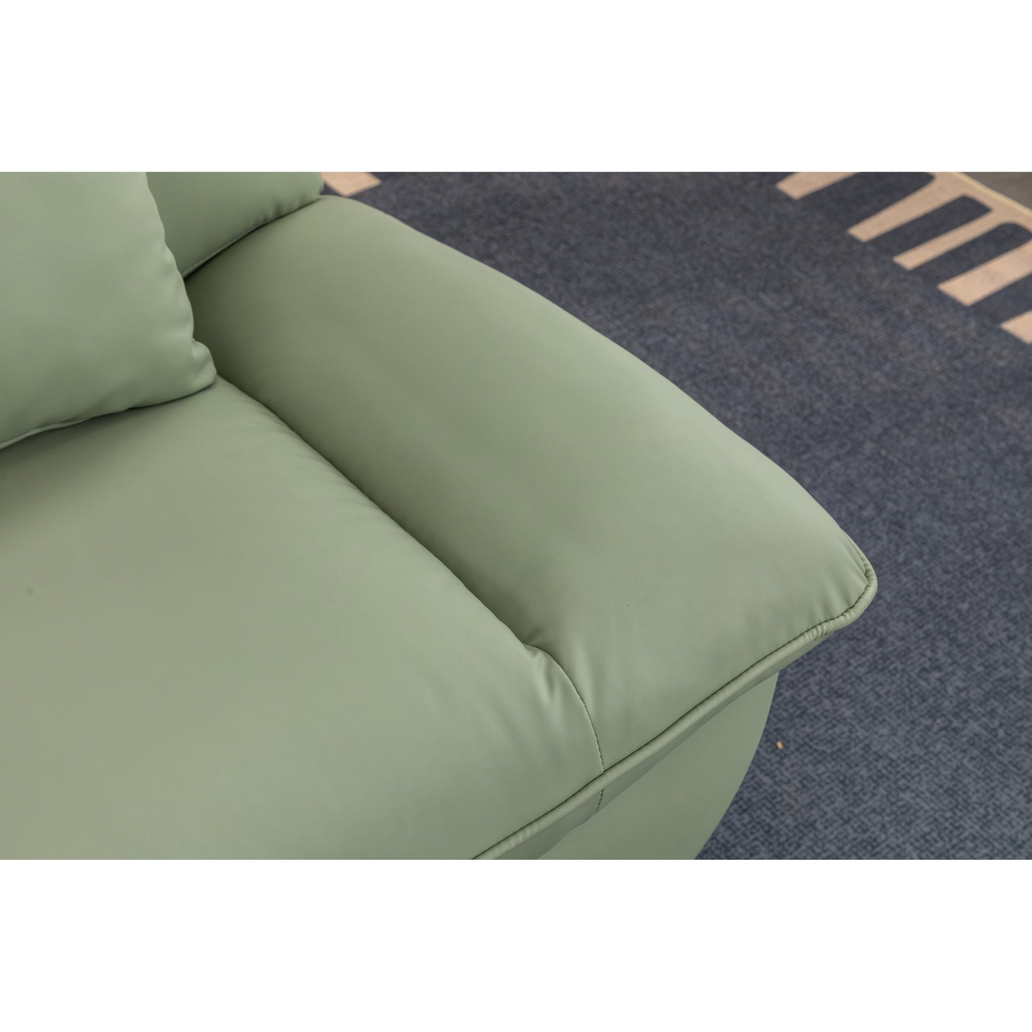 Fauteuil inclinable pivotant à commande électrique avec haut-parleurs Bluetooth, porte-téléphone, ports de charge USB et Type-C, et rangement caché dans les accoudoirs.