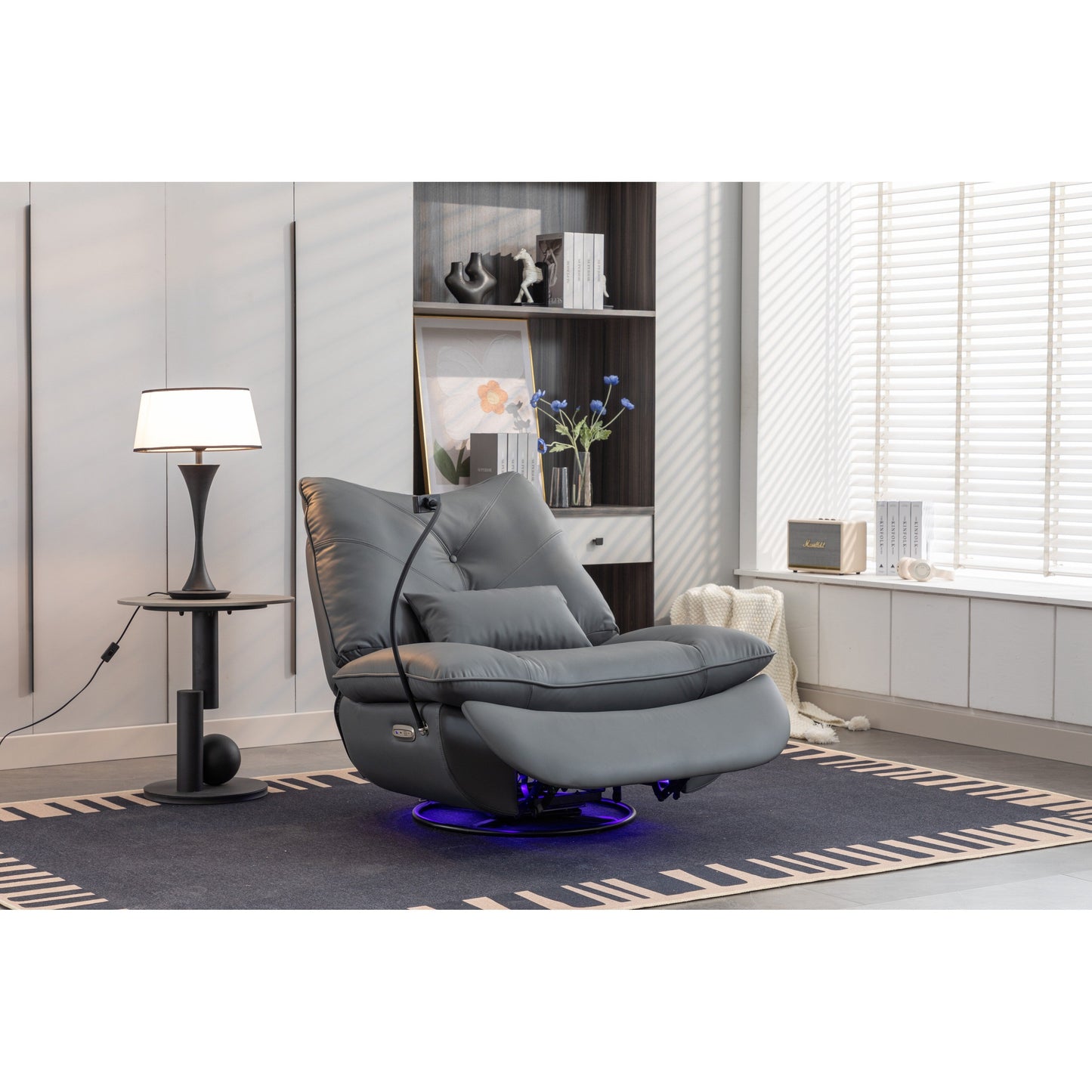 Fauteuil inclinable pivotant à commande électrique avec haut-parleurs Bluetooth, porte-téléphone, ports de charge USB et Type-C, et rangement caché dans les accoudoirs.