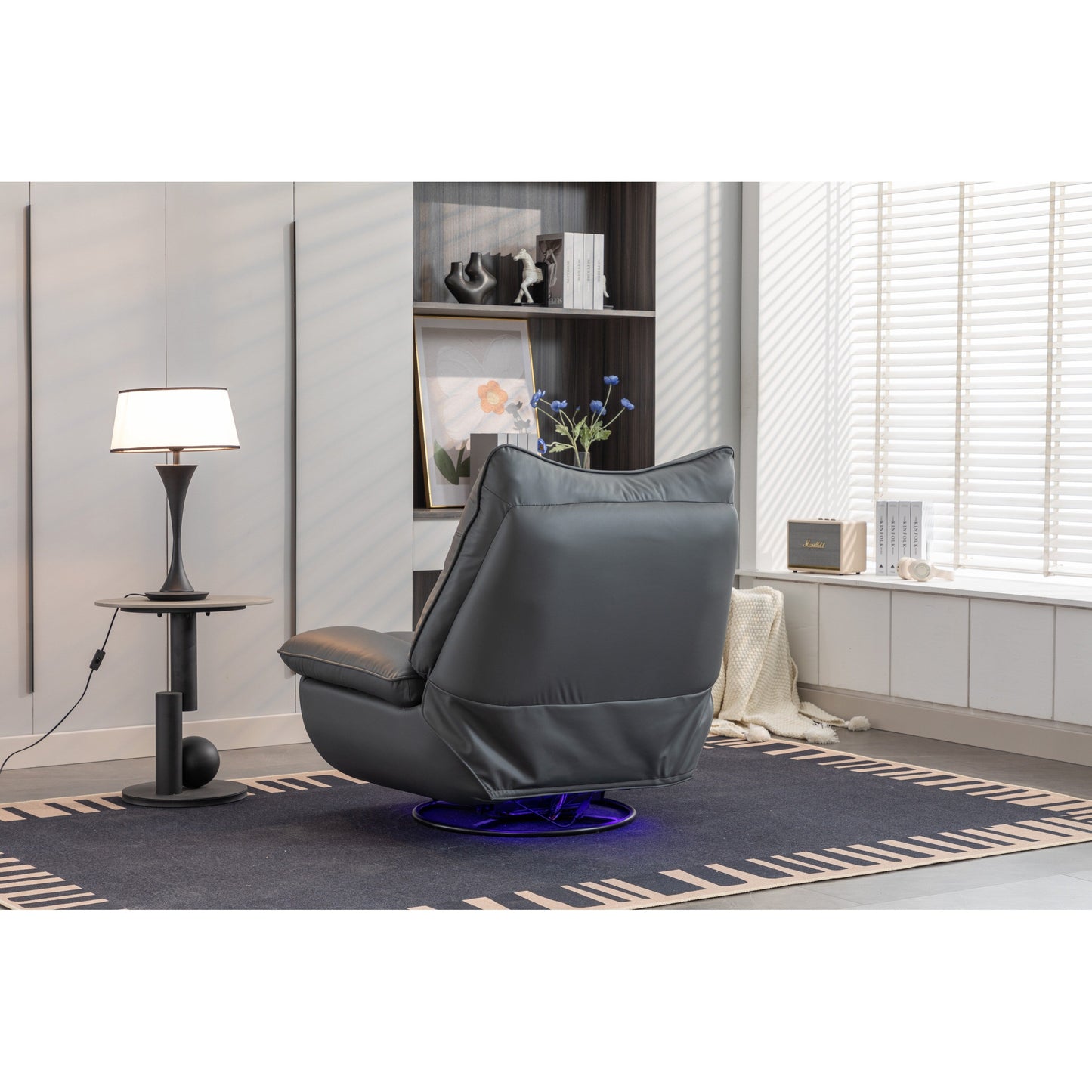 Fauteuil inclinable pivotant à commande électrique avec haut-parleurs Bluetooth, porte-téléphone, ports de charge USB et Type-C, et rangement caché dans les accoudoirs.