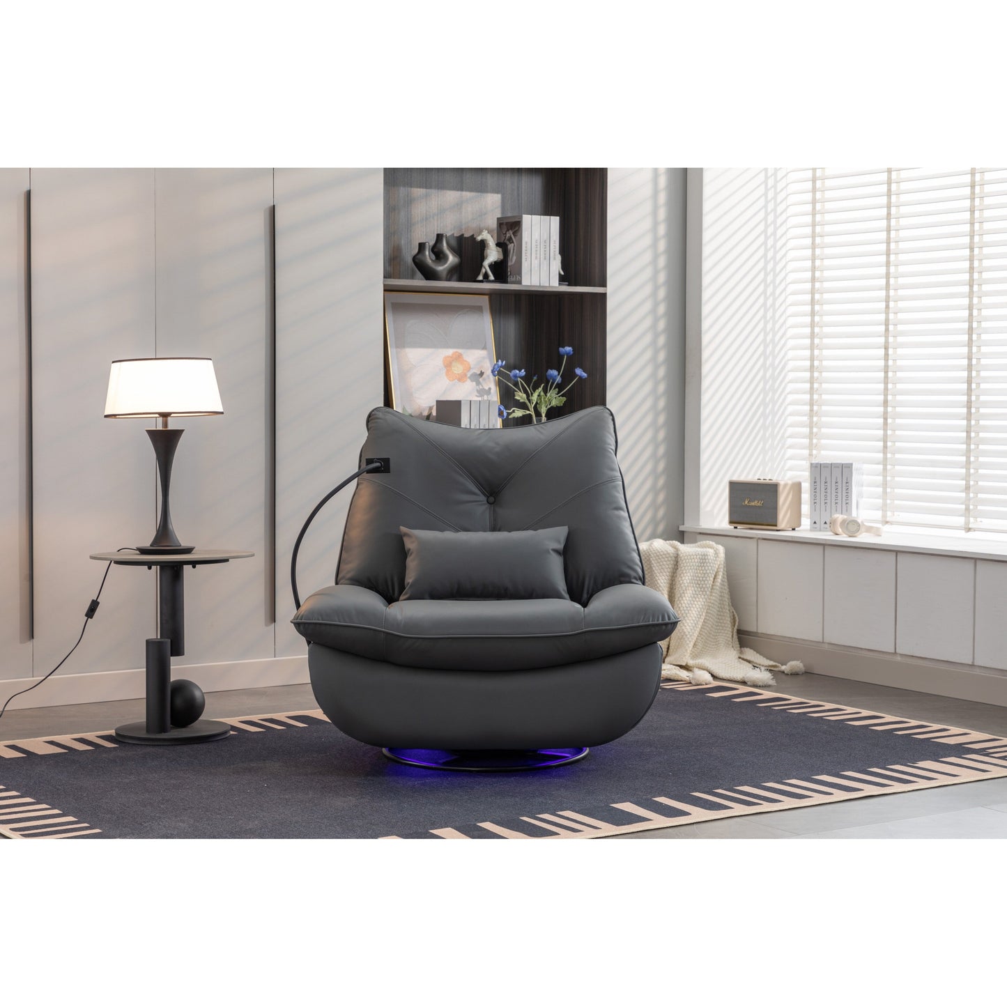 Fauteuil inclinable pivotant à commande électrique avec haut-parleurs Bluetooth, porte-téléphone, ports de charge USB et Type-C, et rangement caché dans les accoudoirs.