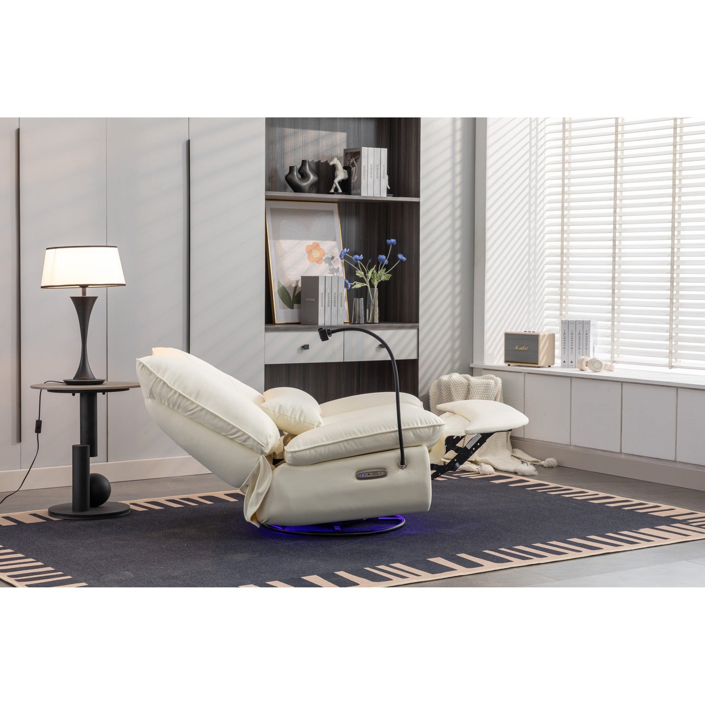 Fauteuil inclinable pivotant à commande électrique avec haut-parleurs Bluetooth, porte-téléphone, ports de charge USB et Type-C, et rangement caché dans les accoudoirs.