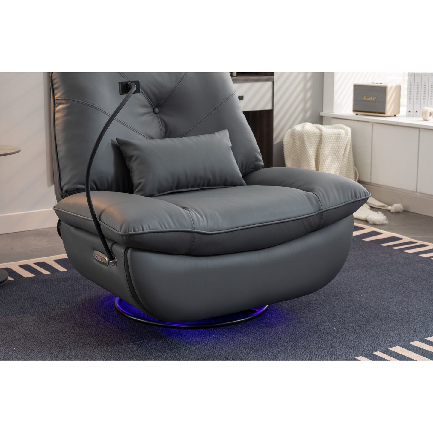 Fauteuil inclinable pivotant à commande électrique avec haut-parleurs Bluetooth, porte-téléphone, ports de charge USB et Type-C, et rangement caché dans les accoudoirs.