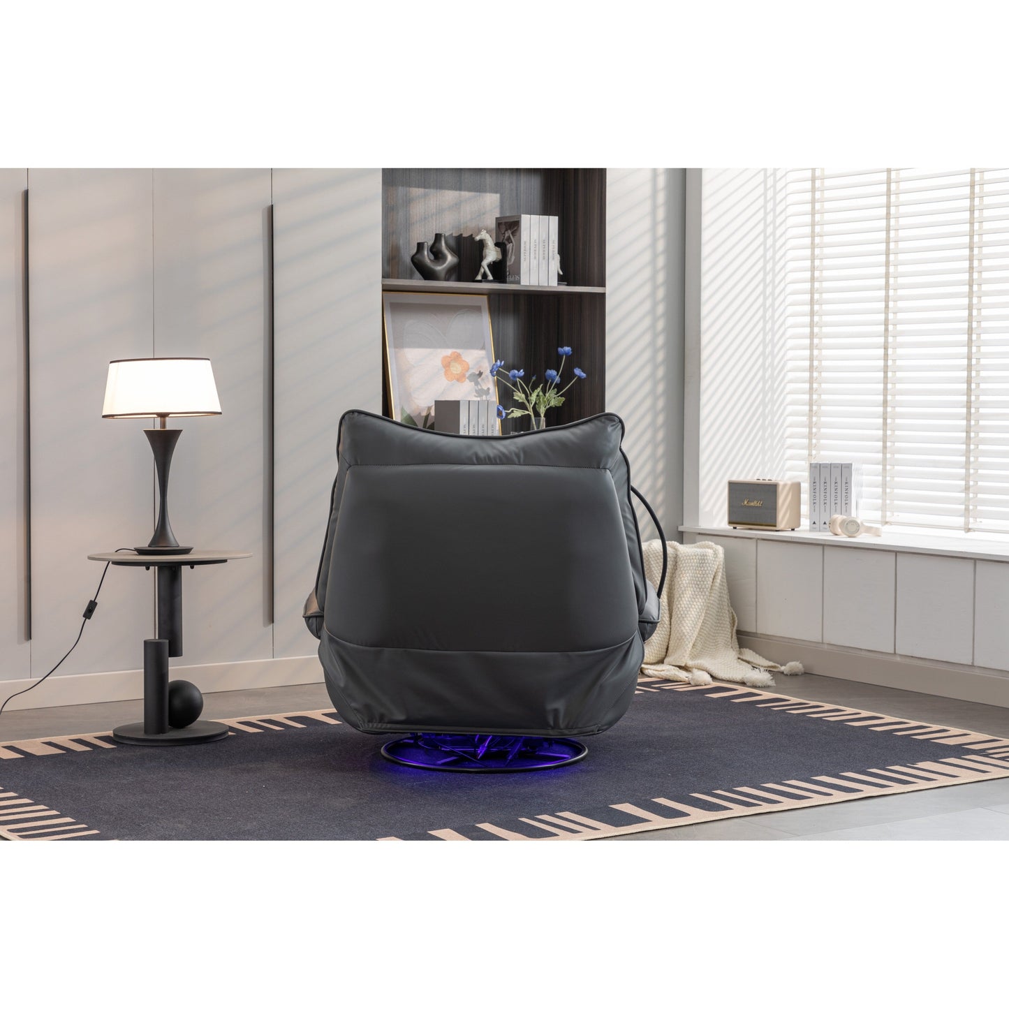 Fauteuil inclinable pivotant à commande électrique avec haut-parleurs Bluetooth, porte-téléphone, ports de charge USB et Type-C, et rangement caché dans les accoudoirs.