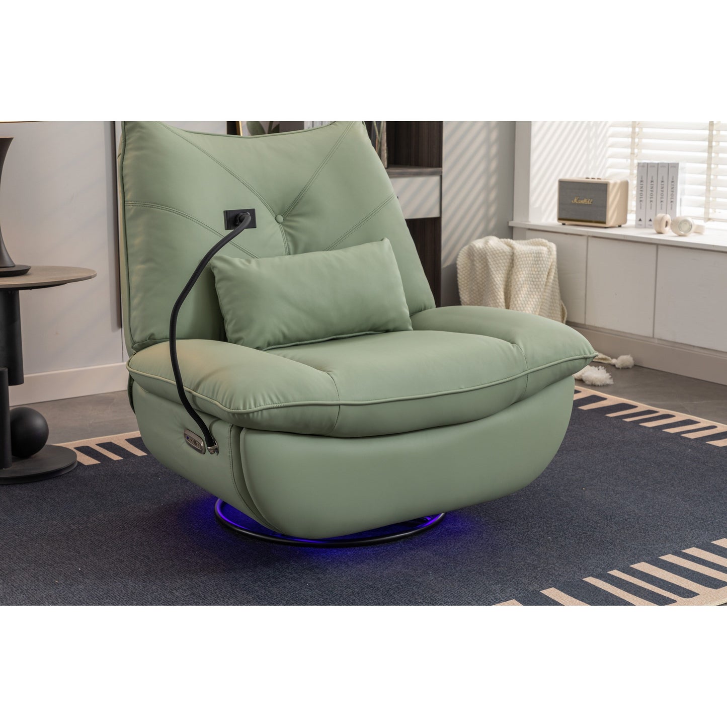Fauteuil inclinable pivotant à commande électrique avec haut-parleurs Bluetooth, porte-téléphone, ports de charge USB et Type-C, et rangement caché dans les accoudoirs.