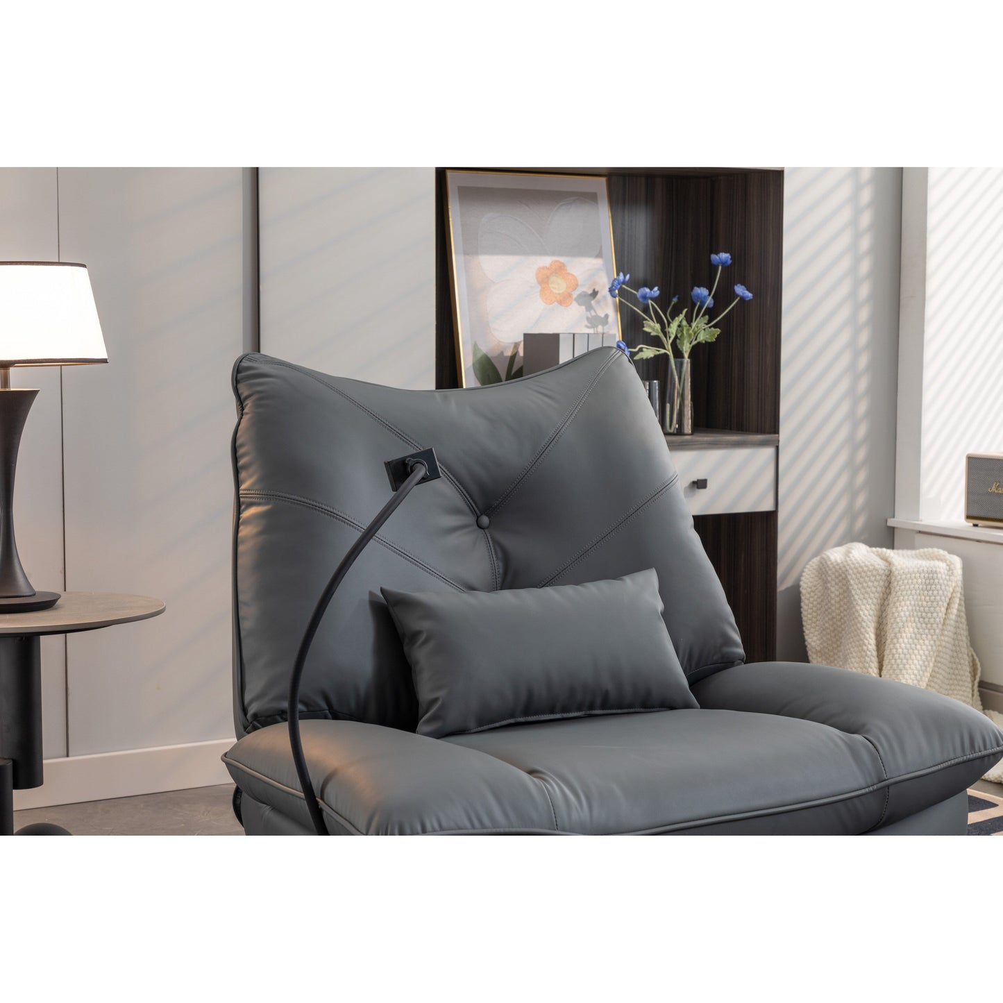 Fauteuil inclinable pivotant à commande électrique avec haut-parleurs Bluetooth, porte-téléphone, ports de charge USB et Type-C, et rangement caché dans les accoudoirs.