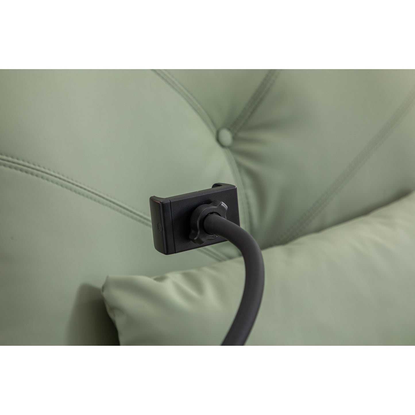 Fauteuil inclinable pivotant à commande électrique avec haut-parleurs Bluetooth, porte-téléphone, ports de charge USB et Type-C, et rangement caché dans les accoudoirs.