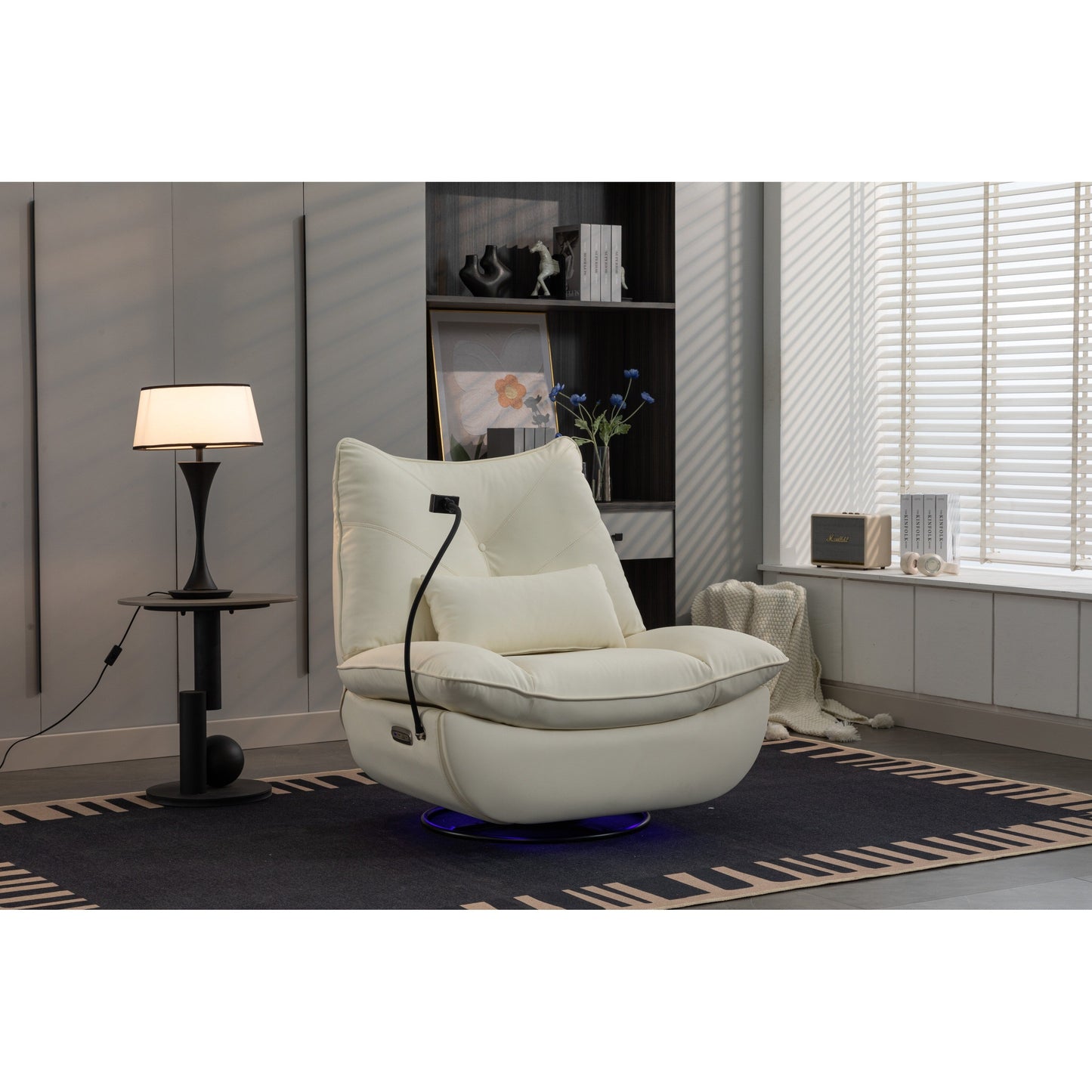 Fauteuil inclinable pivotant à commande électrique avec haut-parleurs Bluetooth, porte-téléphone, ports de charge USB et Type-C, et rangement caché dans les accoudoirs.