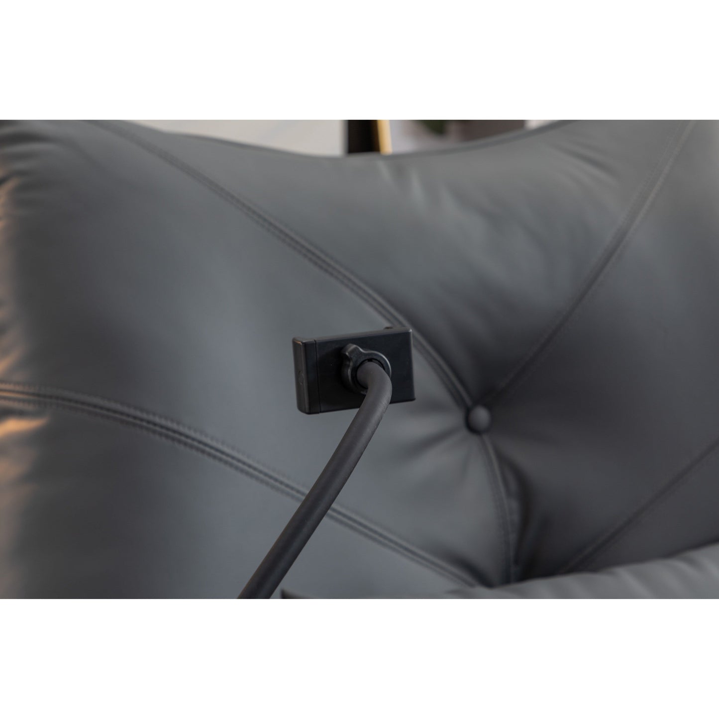 Fauteuil inclinable pivotant à commande électrique avec haut-parleurs Bluetooth, porte-téléphone, ports de charge USB et Type-C, et rangement caché dans les accoudoirs.