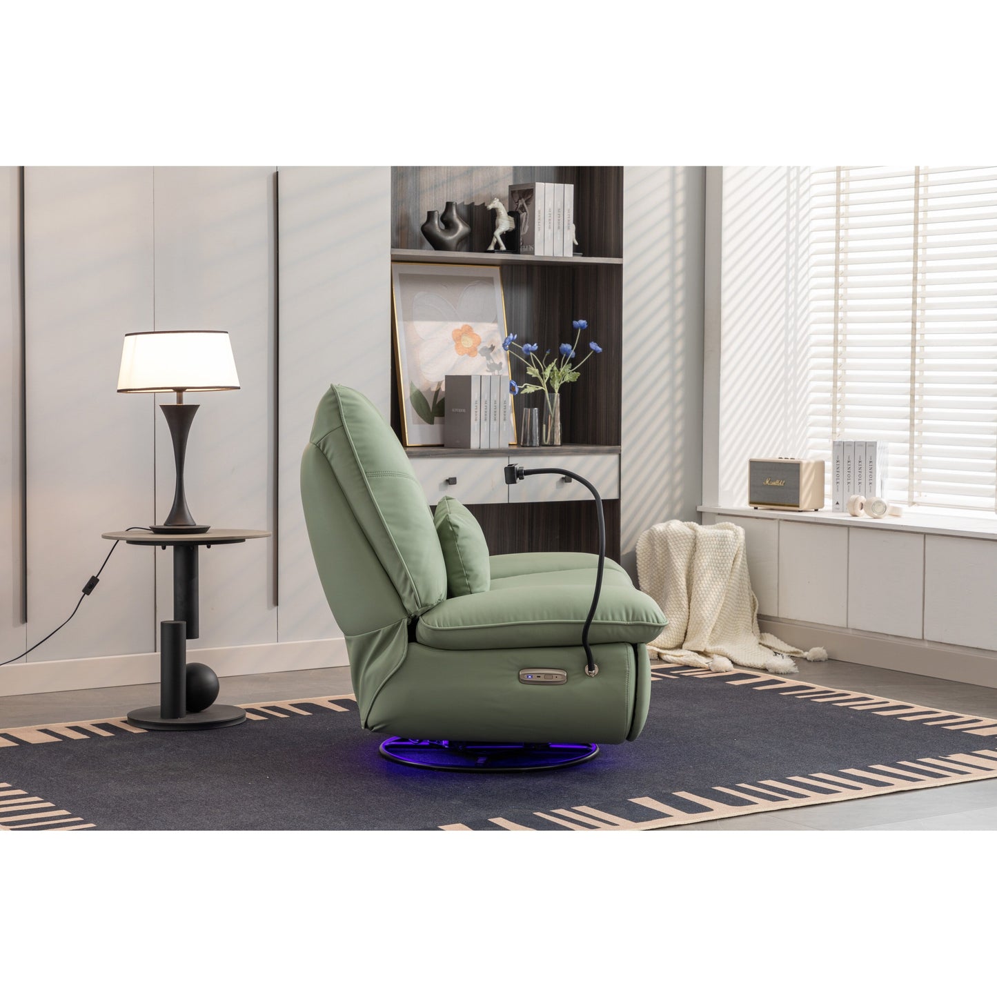 Fauteuil inclinable pivotant à commande électrique avec haut-parleurs Bluetooth, porte-téléphone, ports de charge USB et Type-C, et rangement caché dans les accoudoirs.