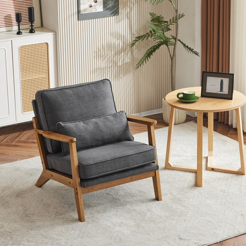 Fauteuil d'appoint en tissu mélangé de lin avec pieds en bois et un coussin beige.