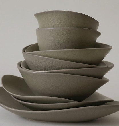 Petite assiette en galets NR Ceramics, vert forêt