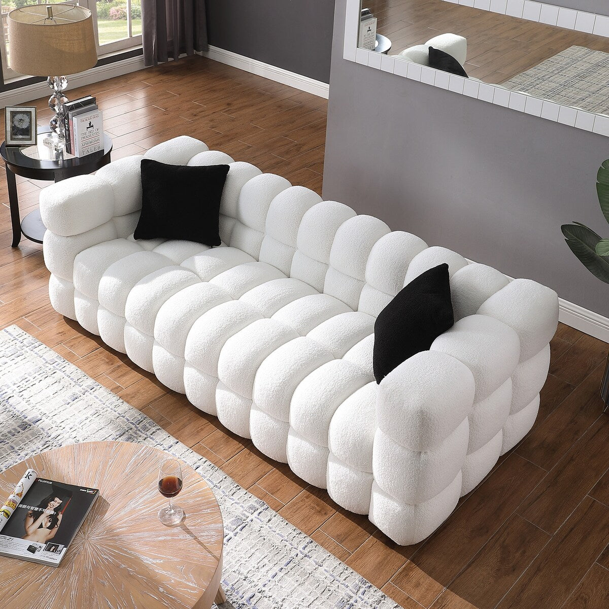 84.3 Canapé 3 places luxueux et spacieux en bouclé, recouvert de tissu Marshmallow, avec 2 coussins carrés décoratifs et accoudoirs carrés.