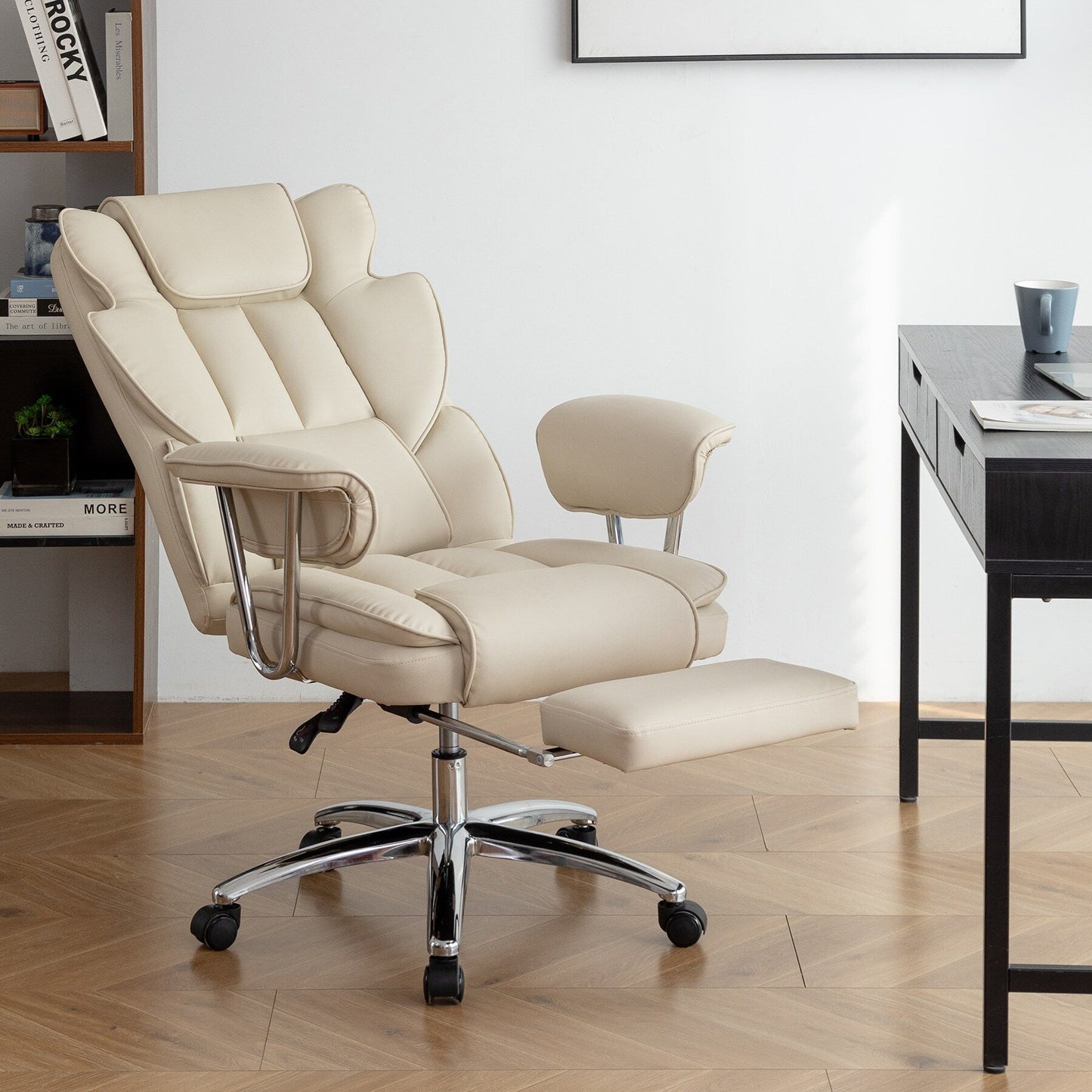 Fauteuil de bureau inclinable ergonomique à dossier haut, pivotant à 360°, en cuir synthétique beige, avec support lombaire, repose-pieds et hauteur réglable.