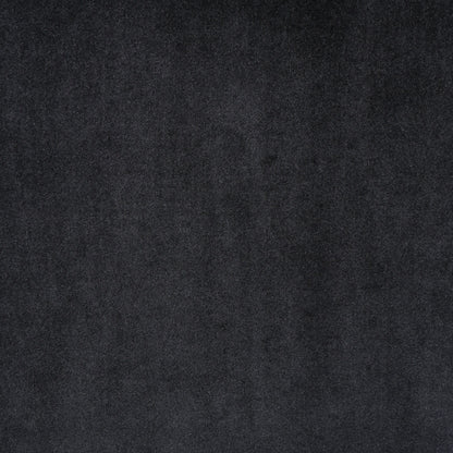 Canapé deux places à dossier haut et accoudoirs capitonnés en velours noir.