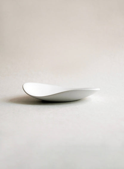 Petite assiette en galets NR Ceramics, pierre blanche