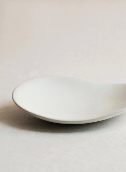 Petite assiette en galets NR Ceramics, pierre blanche