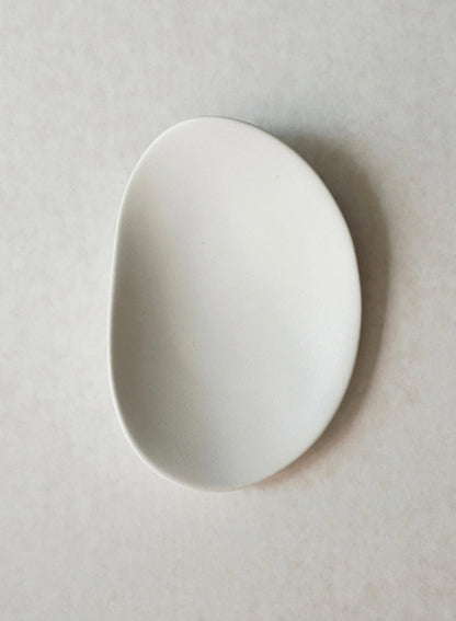 Petite assiette en galets NR Ceramics, pierre blanche