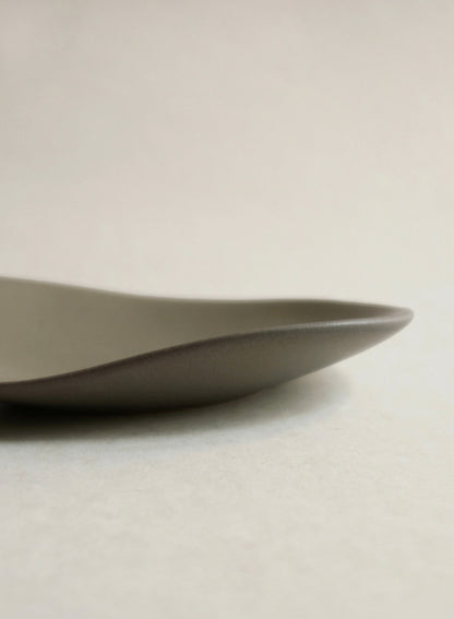 Petite assiette en galets NR Ceramics, vert forêt