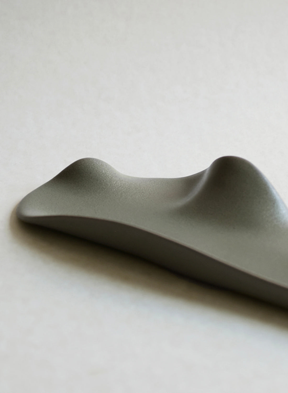 Assiette feuille en céramique NR, vert forêt