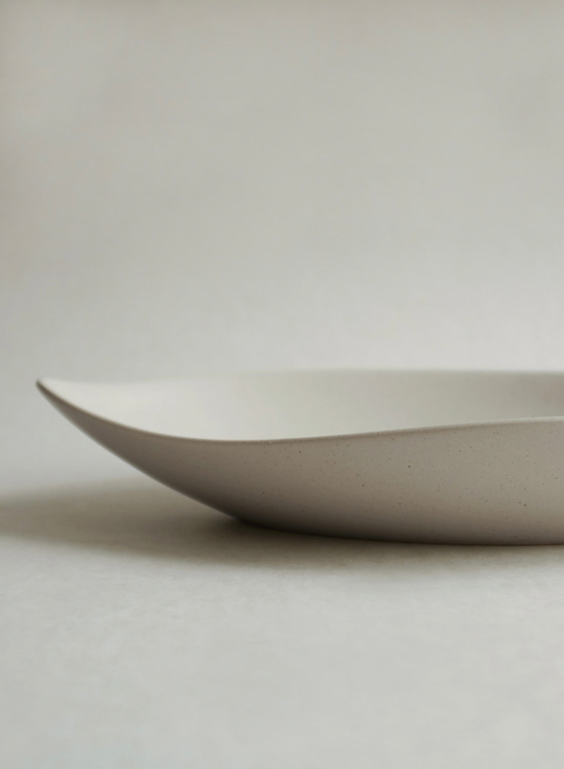 Assiette ovale en céramique NR, beige terre