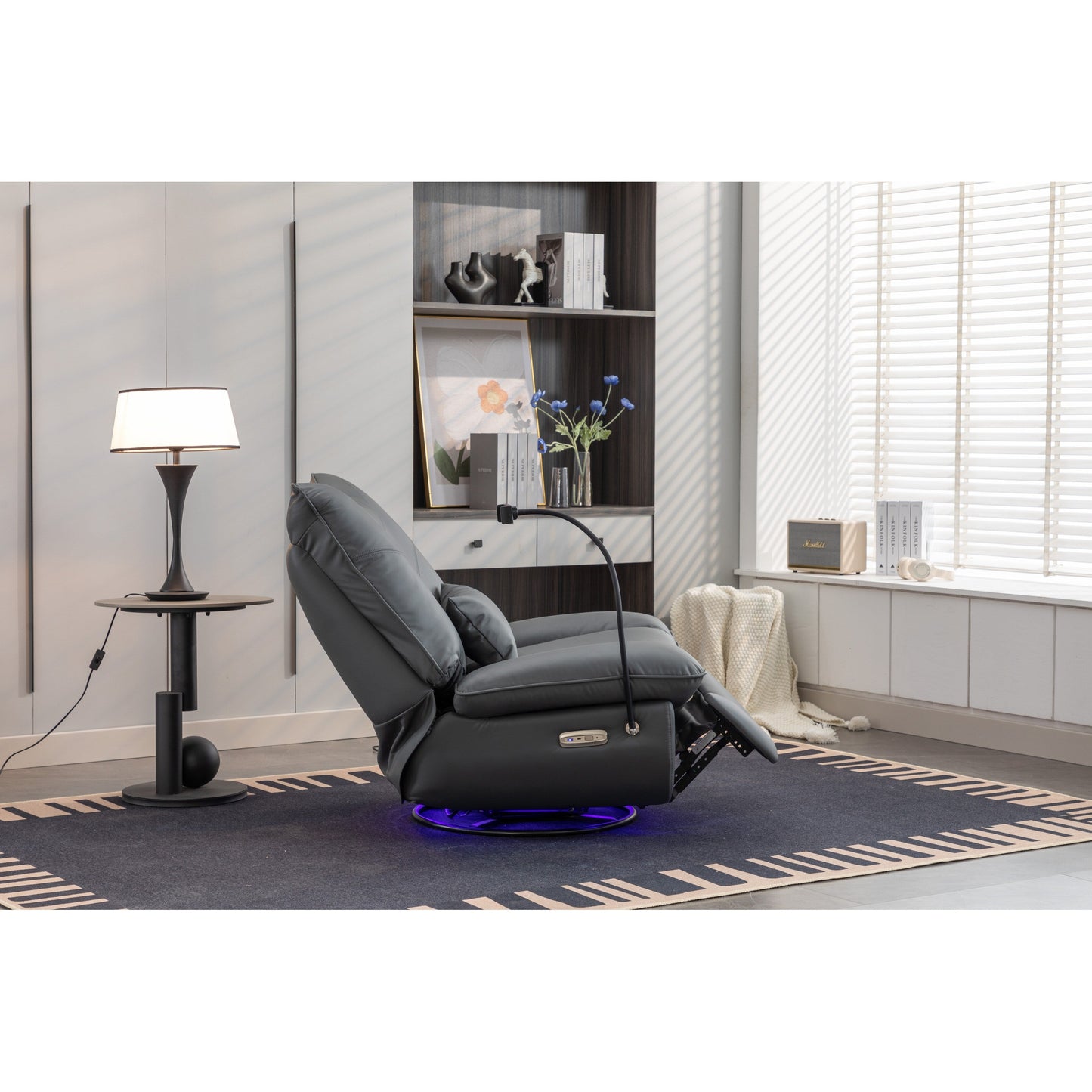 Fauteuil inclinable pivotant à commande électrique avec haut-parleurs Bluetooth, porte-téléphone, ports de charge USB et Type-C, et rangement caché dans les accoudoirs.