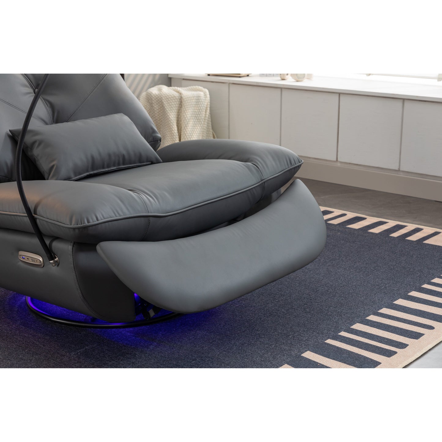 Fauteuil inclinable pivotant à commande électrique avec haut-parleurs Bluetooth, porte-téléphone, ports de charge USB et Type-C, et rangement caché dans les accoudoirs.