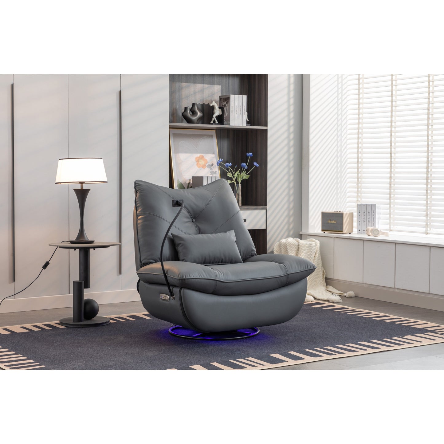 Fauteuil inclinable pivotant à commande électrique avec haut-parleurs Bluetooth, porte-téléphone, ports de charge USB et Type-C, et rangement caché dans les accoudoirs.
