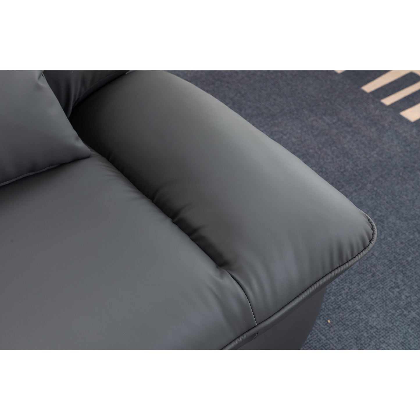 Fauteuil inclinable pivotant à commande électrique avec haut-parleurs Bluetooth, porte-téléphone, ports de charge USB et Type-C, et rangement caché dans les accoudoirs.