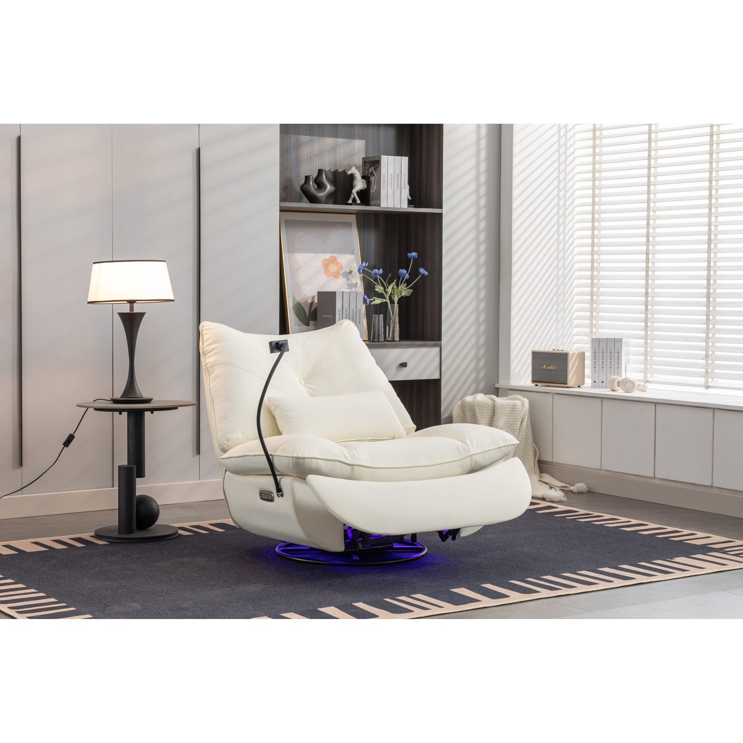 Fauteuil inclinable pivotant à commande électrique avec haut-parleurs Bluetooth, porte-téléphone, ports de charge USB et Type-C, et rangement caché dans les accoudoirs.