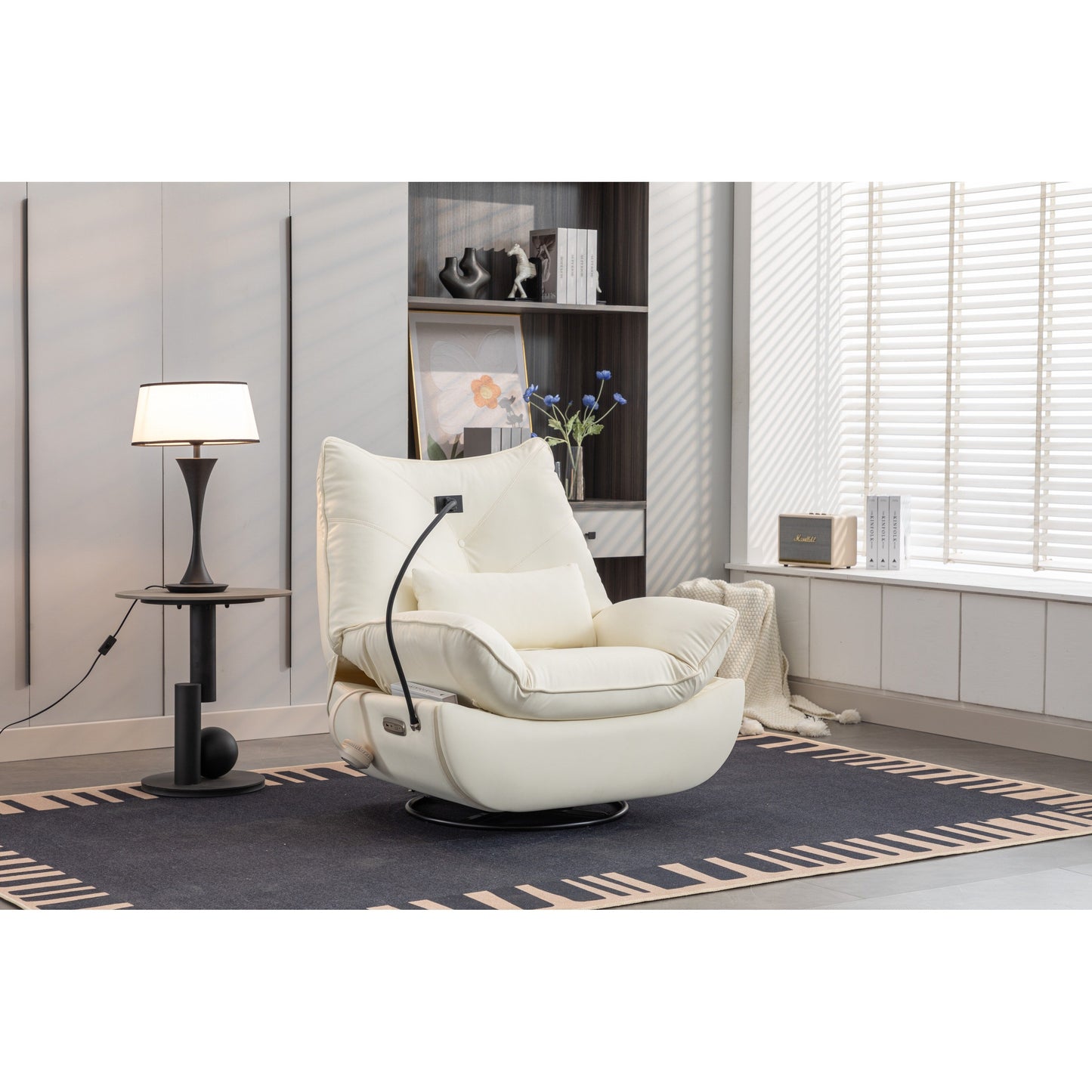 Fauteuil inclinable pivotant à commande électrique avec haut-parleurs Bluetooth, porte-téléphone, ports de charge USB et Type-C, et rangement caché dans les accoudoirs.