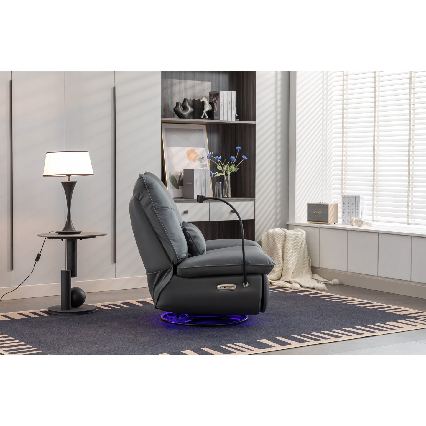 Fauteuil inclinable pivotant à commande électrique avec haut-parleurs Bluetooth, porte-téléphone, ports de charge USB et Type-C, et rangement caché dans les accoudoirs.