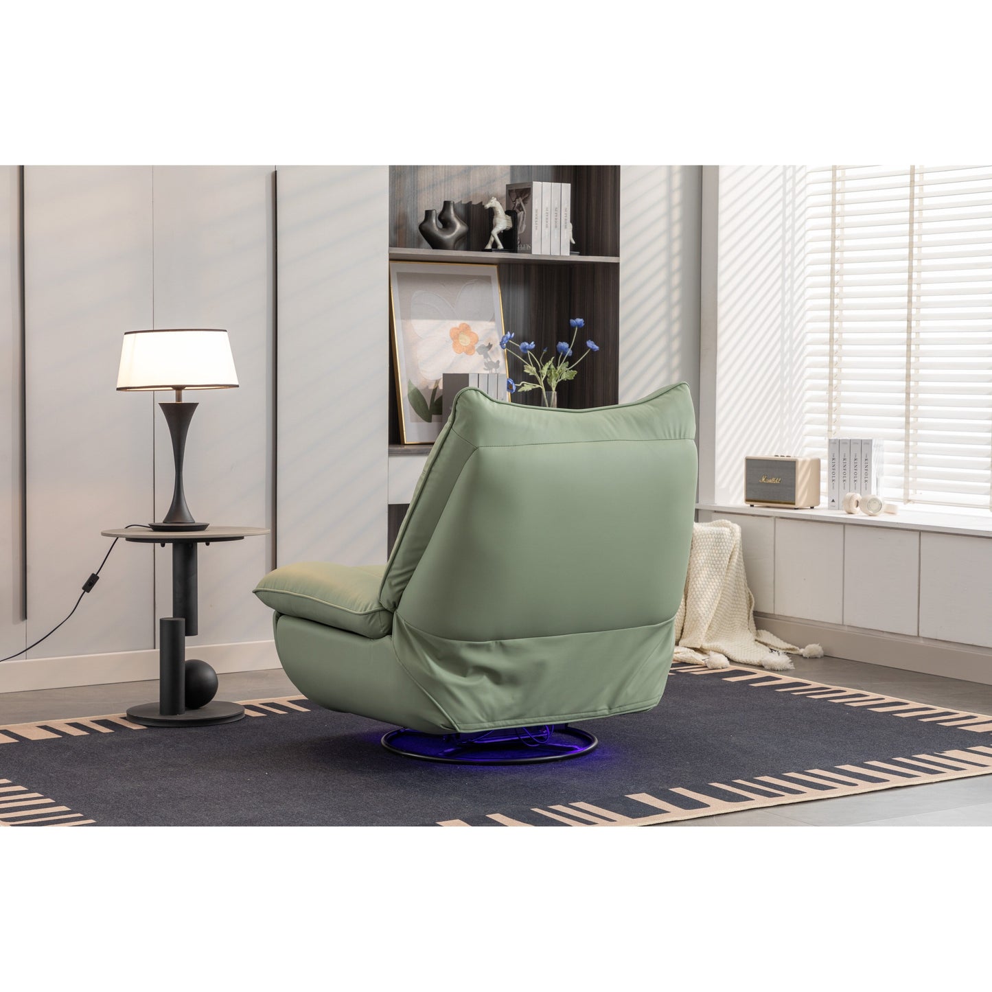 Fauteuil inclinable pivotant à commande électrique avec haut-parleurs Bluetooth, porte-téléphone, ports de charge USB et Type-C, et rangement caché dans les accoudoirs.